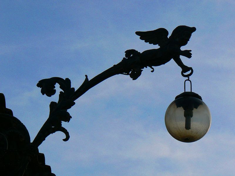 Engelchen-Lampe im Jardin Exotique in Menton