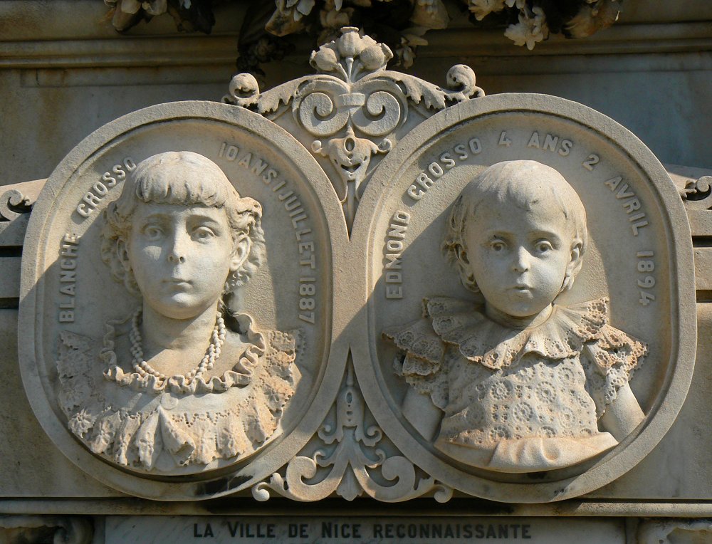Kindergrab auf einem alten Friedhof in Nizza