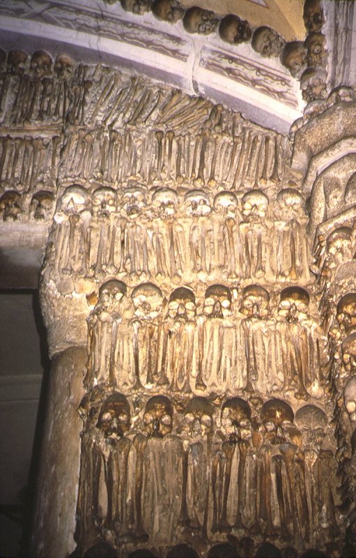 Beinhaus, Ossuarium oder Karner in Evora in Portugal
