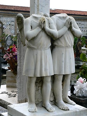 Geköpfte Engel auf einem Grabmal in der Toskana