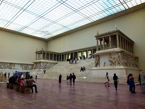 Der Pergamonaltar im Pergamonmuseum in Berlin
