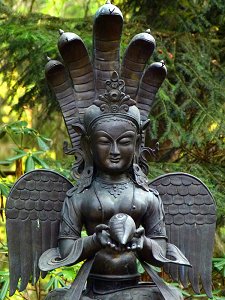 Engelartige Skulptur im Nepal Himalaya Park in der Oberpfalz