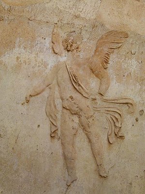 Relief eines Engels (Putto) in Pompeji