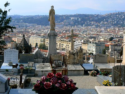 Frauenstatue auf einem alten Friedhof in Nizza