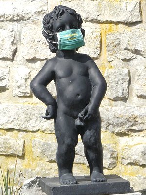 Männeken Piss mit Corona-Maske in Hermes bei Marktleugast (Oberfranken)