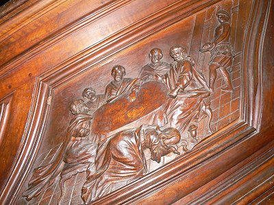 Holzrelief in der Basilika Ste-Madeleine in St-Maximin-la-Ste-Baume in Südfrankreich, eine Abbildung nicht des Heiligen Abendmahls, sondern des Mahls bei Simon