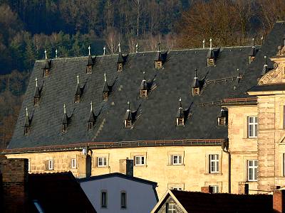 Das gewaltige Dach des Langheimer Amtshofes mit seinen charakteristischen Dachgauben, darin die Akademie für Neue Medien