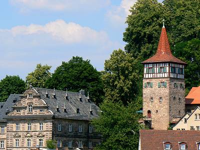 Der Rote Turm am Festungsberg, links daneben ein Flügel des Langheimer Amtshofes mit der Akademie für Neue Medien