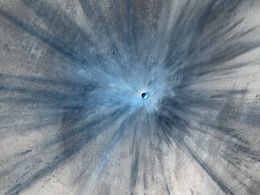 Frischer Krater auf dem Planeten Mars